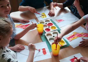 dzieci malują skarpetkę
